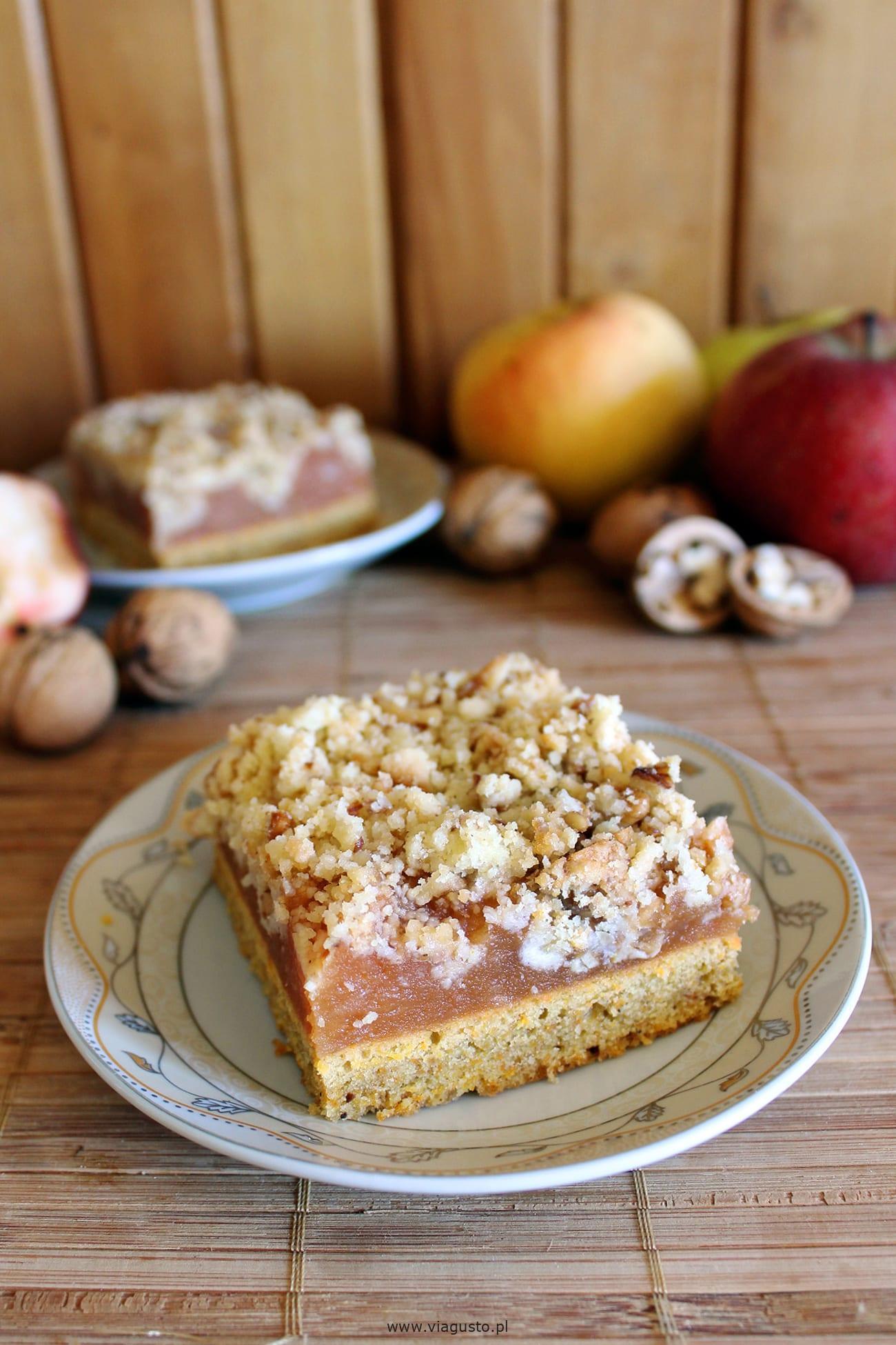 Jesienne ciasto – marchewkowe z jabłkami i orzechami