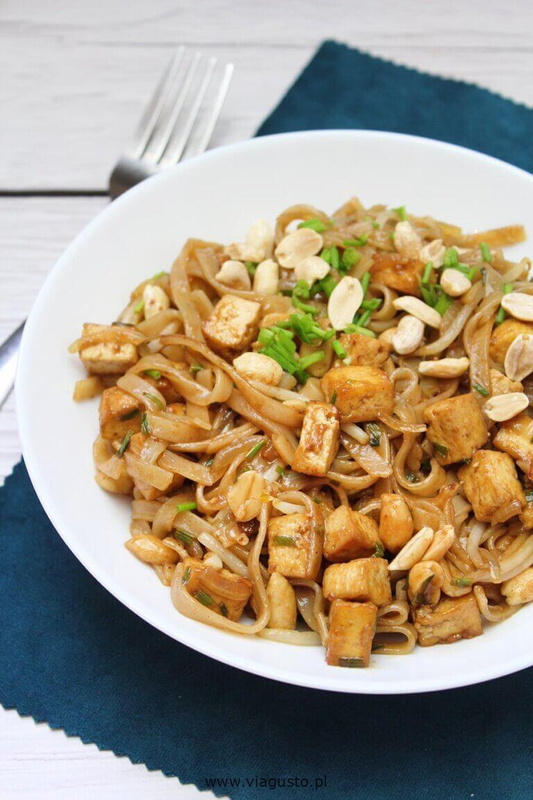 Wegański pad thai z tofu! Danie z makaronem ryżowym z orzeszkami ziemnymi Via Gusto