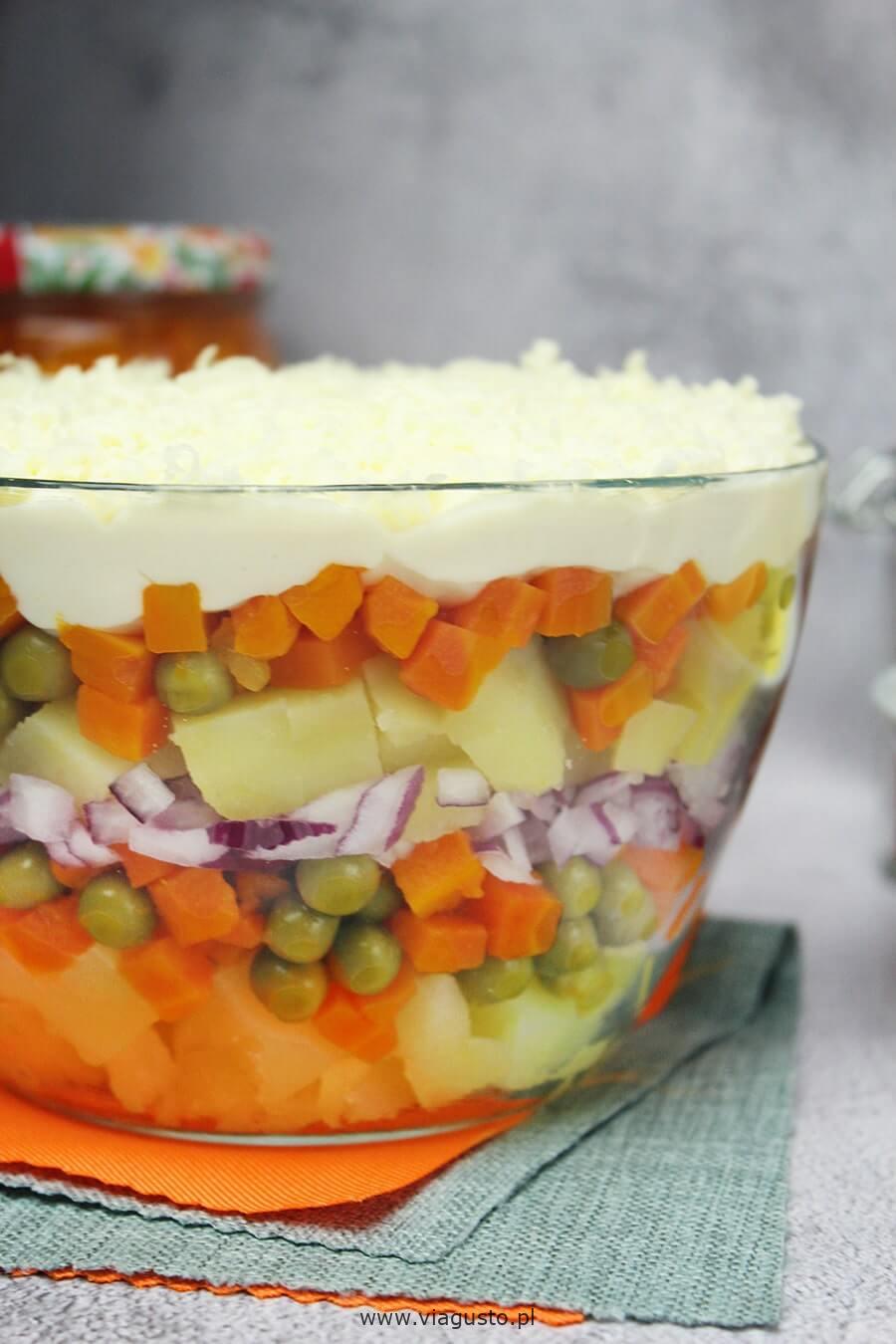 warstwowa-salatka-z-warzyw-przepis