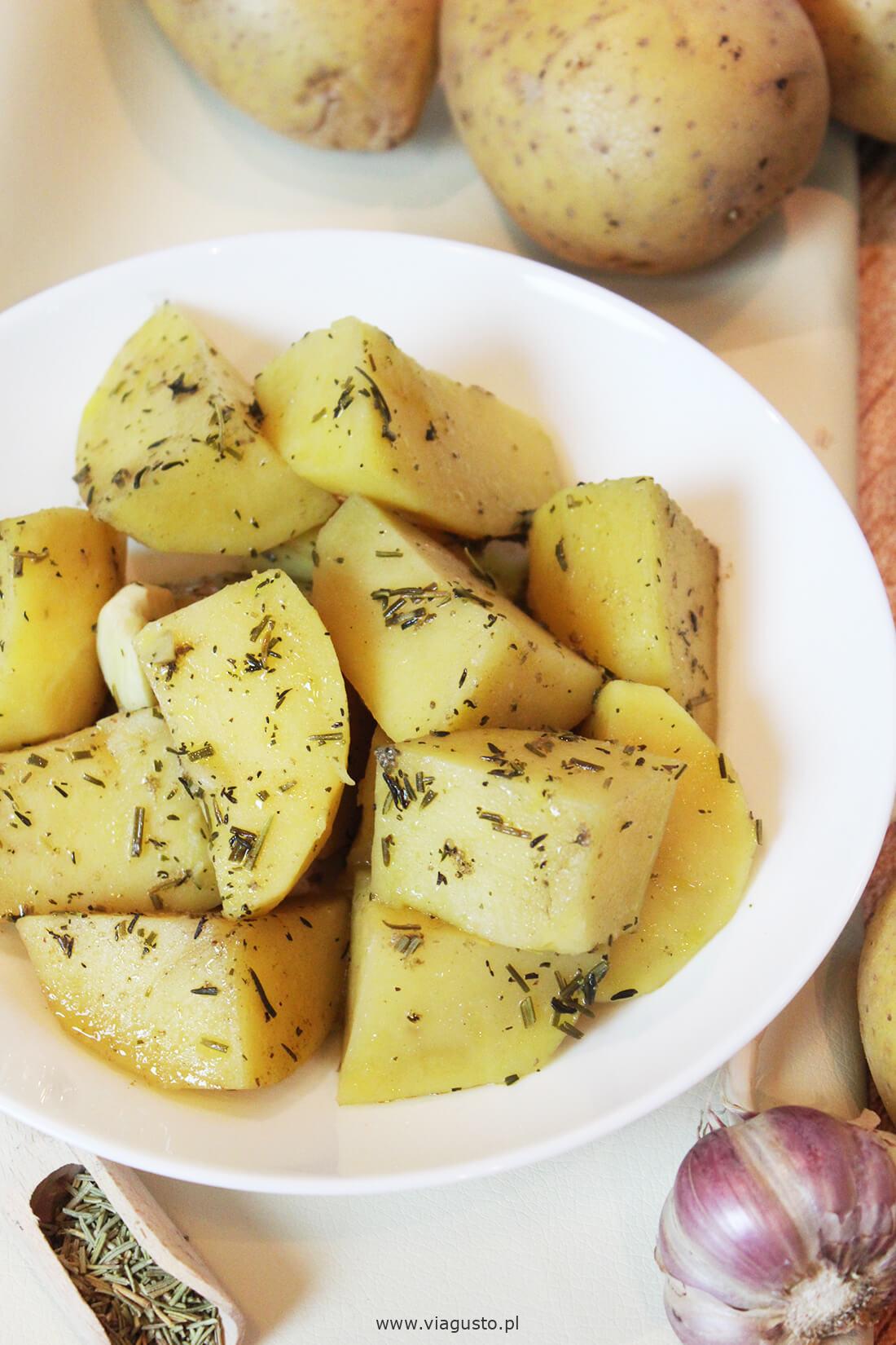 Gotowane ziemniaki z masłem i rozmarynem – pomysł na ziemniaki do obiadu!