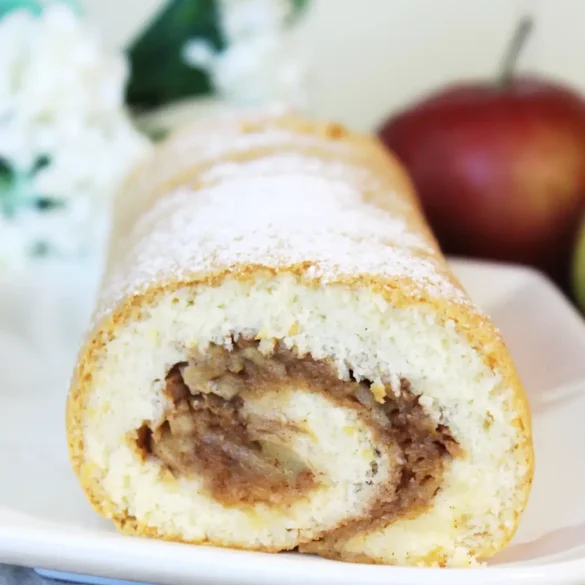 Rolada biszkoptowa z jabłkami posypana cukrem pudrem.