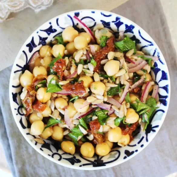 Sałatka z ciecierzycą